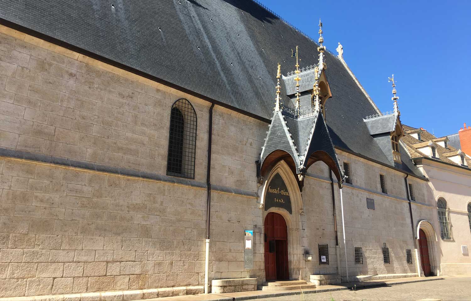 Entrée principale de l'Hôtel-Dieu de Beaune © Francis Vauban