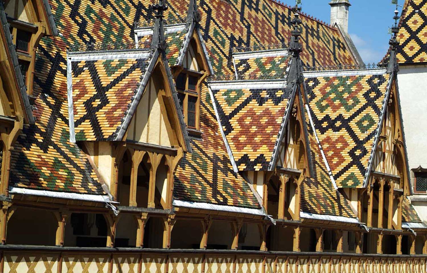Toits polychromes de la cour d'honneur de l'Hôtel-Dieu de Beaune © Hospices Civils de Beaune